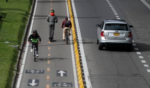 nueva Cicloruta carrera septima
biciusuarios ciclistas en hora de pico y placa trafico movilidad
Bogota oct 1 del 2020
Foto Guillermo Torres Reina / Semana