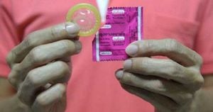 Tabúes culturales y barreras psicológicas llevan a que millones de personas no usen preservativos.