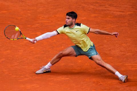 Carlos Alcaraz, de España, le devuelve el balón a Jan-Lennard Struff, de Alemania, durante el torneo de tenis Mutua Madrid Open en Madrid, el martes 30 de abril de 2024. (Foto AP/Manu Fernández)