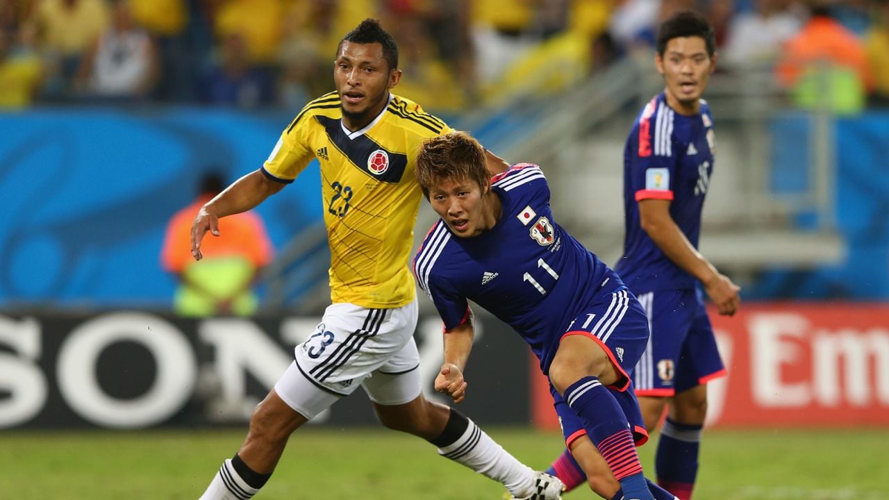 CUIABA, BRAZIL - JUNE 24: Yoichiro Kakitani of Japan fights off Carlos Valdes of Colombia during the 2014 FIFA World Cup Brazil Group C match between Japan and Colombia at Arena Pantanal on June 24, 2014 in Cuiaba, Brazil. (Photo by Getty Images/Elsa)