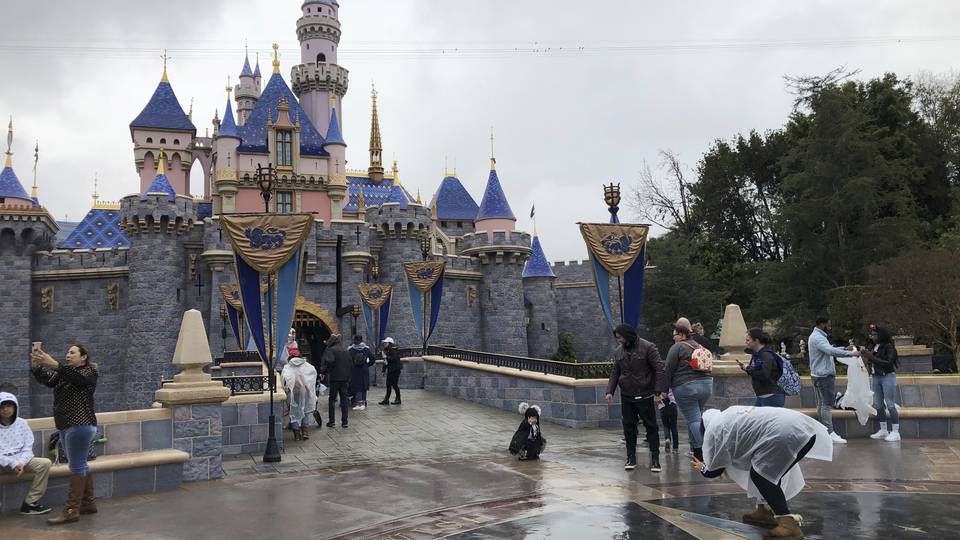 Reopening of Disneyland in California before the relaxation of restrictions due to coronavirus