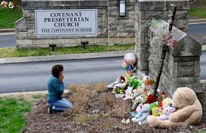Robin Wolfeden reza frente a un monumento improvisado en la entrada de The Covenant School el martes 28 de marzo de 2023 en Nashville, Tennessee. (Mark Zaleski /The Tennessean via AP)