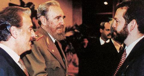  Rojas fue muy cercano al expresidente Andrés Pastrana. En su Gobierno lo acompañó en gestiones para buscar la paz. En la foto, con Fidel Castro.