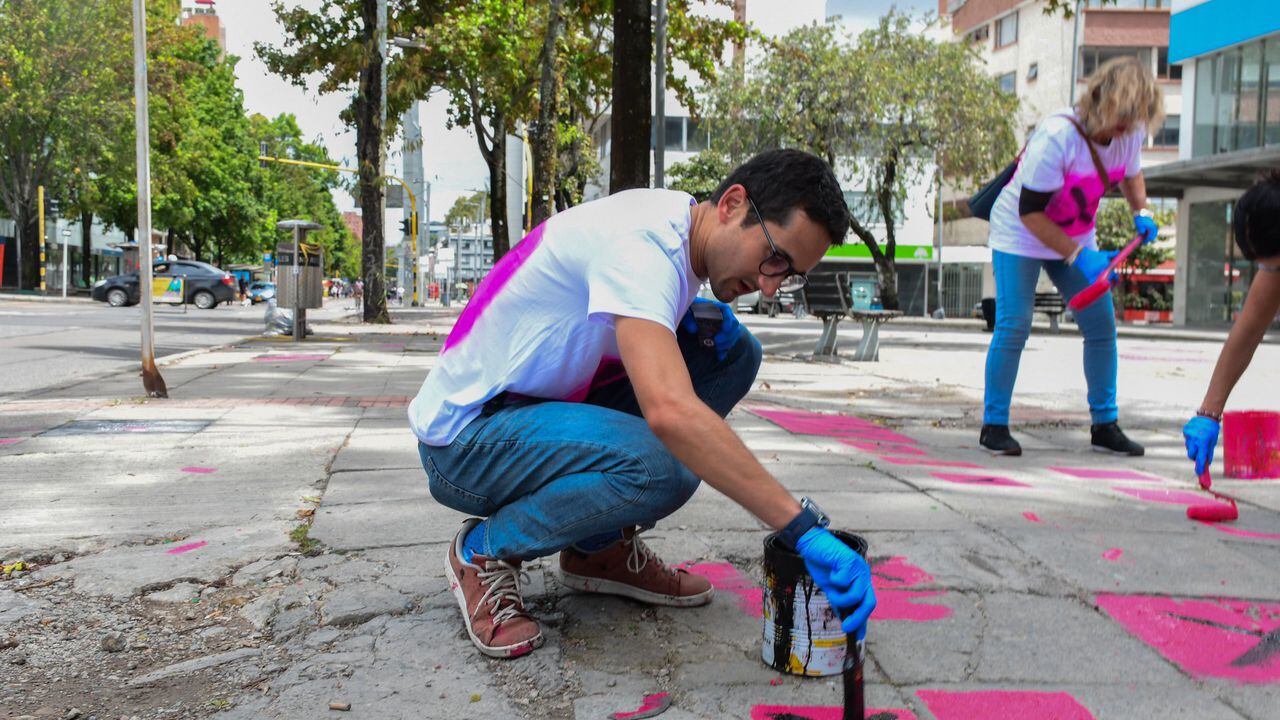 Nicolás de Francisco, durante varios meses, ha marcado con una "x" partes del espacio público que están bastante deterioradas en Bogotá