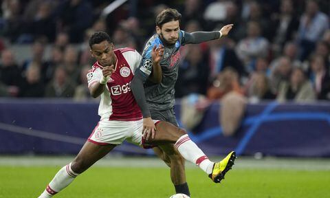 Ajax's Jurrien Timber, left, challenges Napoli's Khvicha Kvaratskhelia during the Champions League group A soccer match between Ajax and Napoli at the Johan Cruyff ArenA in Amsterdam, Netherlands, Tuesday, Oct. 4, 2022. (AP/Peter Dejong)