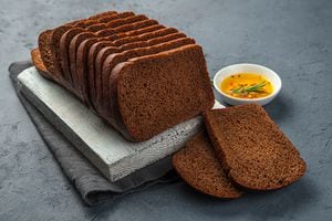 El pan de centeno con aceite de oliva puede ser un buen acompañamiento para el desayuno.