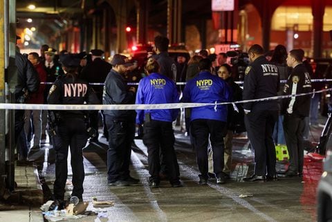 Miembros del Departamento de Policía de Nueva York (NYPD) investigan la escena de un tiroteo en la estación de metro Mount Eden Avenue en el distrito del Bronx de la ciudad de Nueva York, EE.UU., el 12 de febrero de 2024.