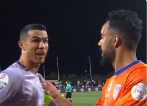 Cristiano Ronaldo enfurece con un rival luego de partido de Al-Rayyan.