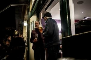 Personas disfrutando una bebida en Reino Unido.(AP Photo/Javier Fergo)