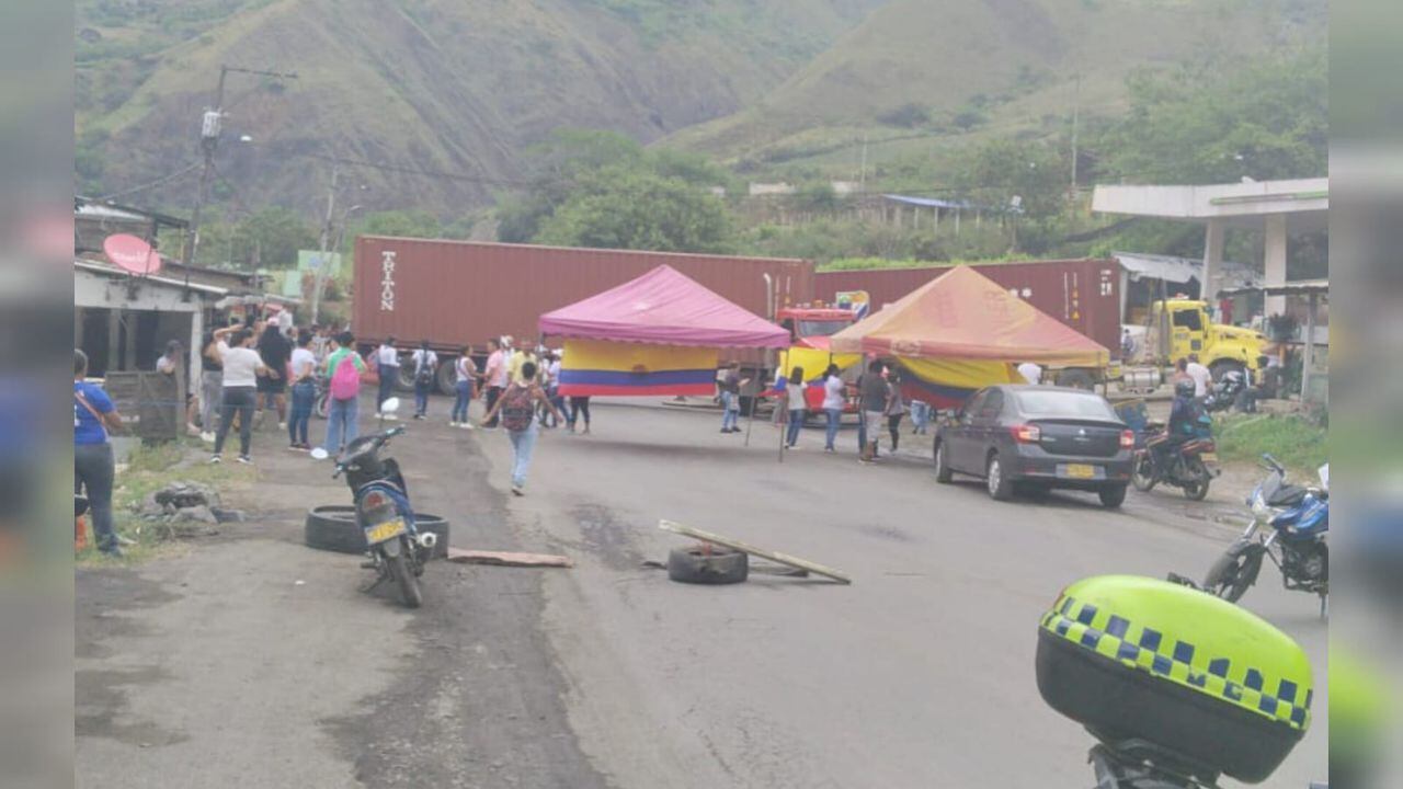 Vía Buga - Buenaventura está bloqueada otra vez a la altura de Loboguerrero: conozca qué está pasando en este paso vehicular.