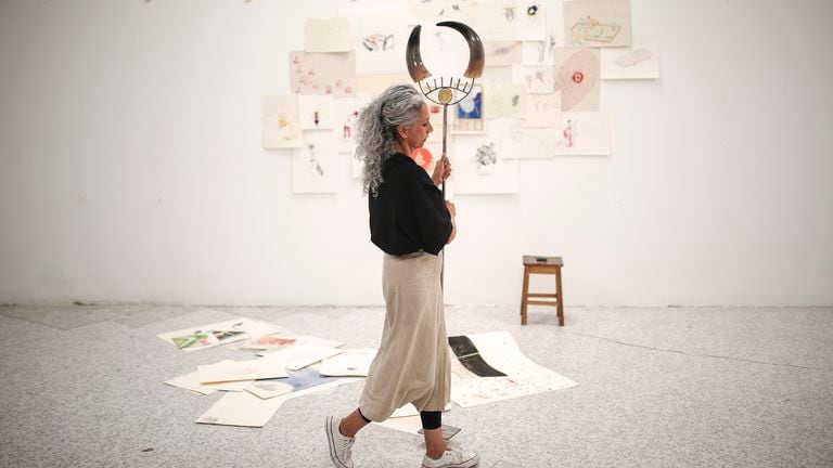 Vistamos el taller de la artista bogotana Luz Lizarazo para que nos hablara de la obra que abre la bienal de Malta, de su autoría, y del arte que la mueve.