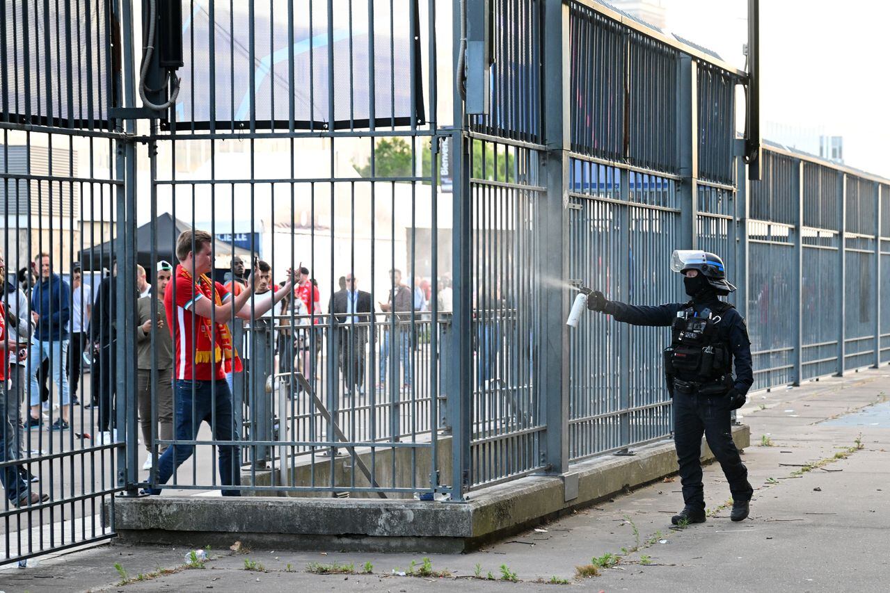 Policía lanza gas lacrimógeno a hincha del Liverpool durante la realización de la final de la Champions League en París.