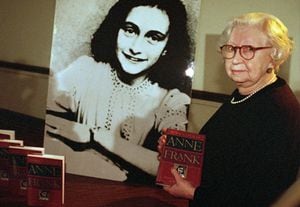 Miep Gies encontró el cuaderno con las memorias de Ana Frank (abajo) y lo guardó hasta cuando terminó la guerra. Luego lo entregó al padre de ella, quien lo publicó en holandés 
en 1947