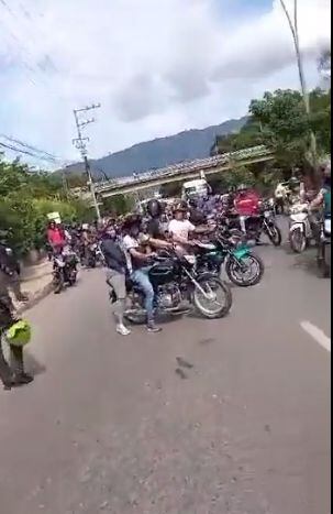 Motociclistas bloquearon la vía frente a la Dirección de Tránsito de Bucaramanga.