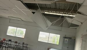 Así quedó el techo de uno de los salones del colegio Cotediba, en Barranquilla. Foto: Suministrada.