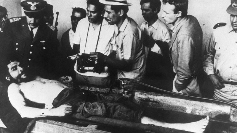 El cuerpo del Che, rodeado por oficiales del Ejército boliviano y periodistas.