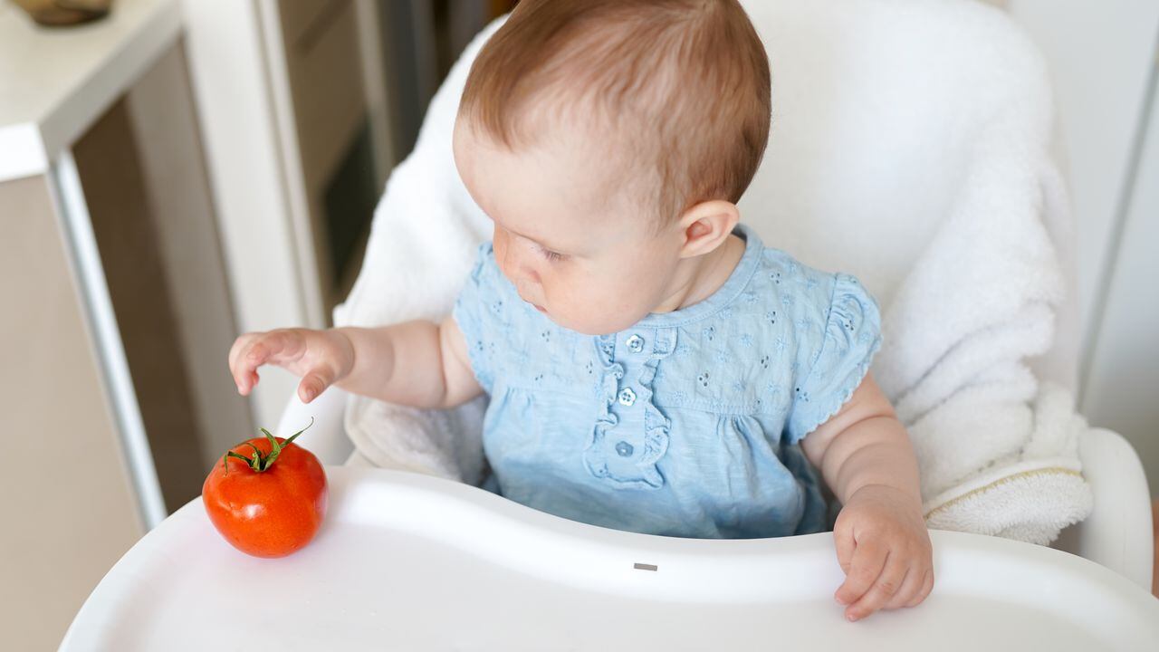 Bebé comiendo tomate