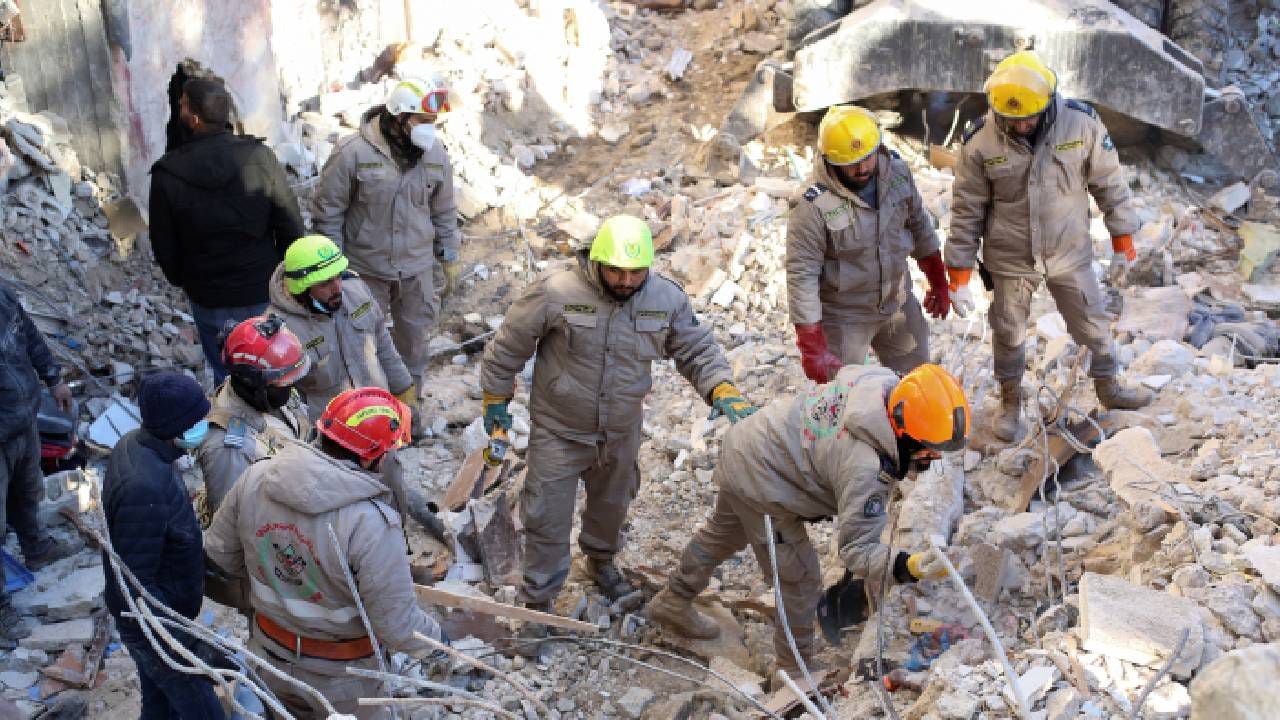 Los rescatistas buscan sobrevivientes en el sitio de un edificio derrumbado de Siria, después de un terremoto.