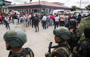 La policía vigila la entrada a la prisión de mujeres en Tamara, en las afueras de Tegucigalpa, Honduras