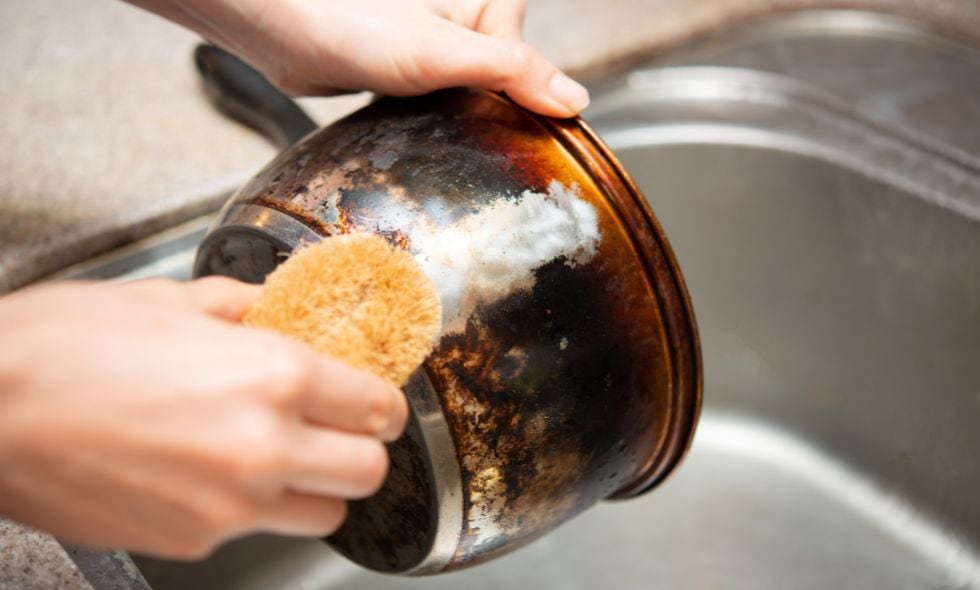 Algunos ingredientes naturales ayudan a limpiar las ollas quemadas, ya que actúan como agentes desengrasantes y desinfectantes, eliminando las manchas rebeldes y devolviéndoles su aspecto original.