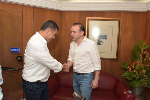 Alejandro Eder, alcalde electo  y Jorge Iván Ospina, lacalde actual se reunieron tras las recientes elecciones.