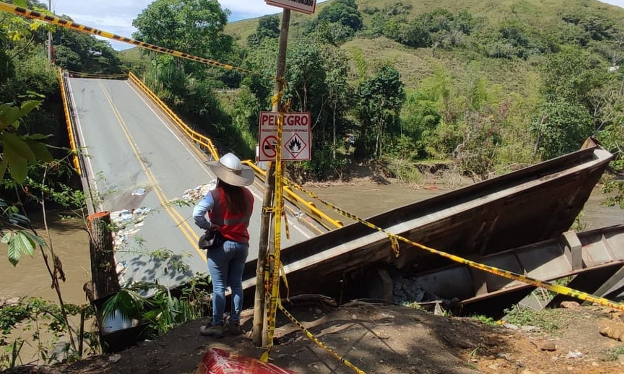 Se cumple un mes de la caída del puente del alambrado sobre el rio la Vieja entre Valle y Quindío