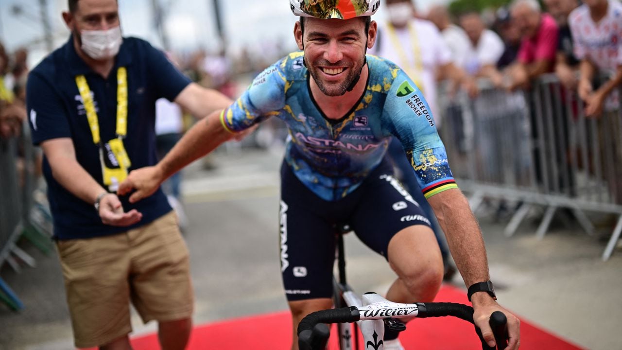 Astana Qazaqstan Team's British rider Marc Cavendish cycles to the start of the 4th stage of the 110th edition of the Tour de France cycling race, 182 km between Dax and Nogaro, in southwestern France, on July 4, 2023. (Photo by Marco BERTORELLO / AFP)
