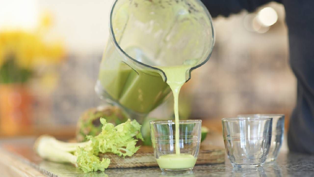 Experts Recommend Taking Celery Juice On An Empty Stomach.  Photo: Getty Images.