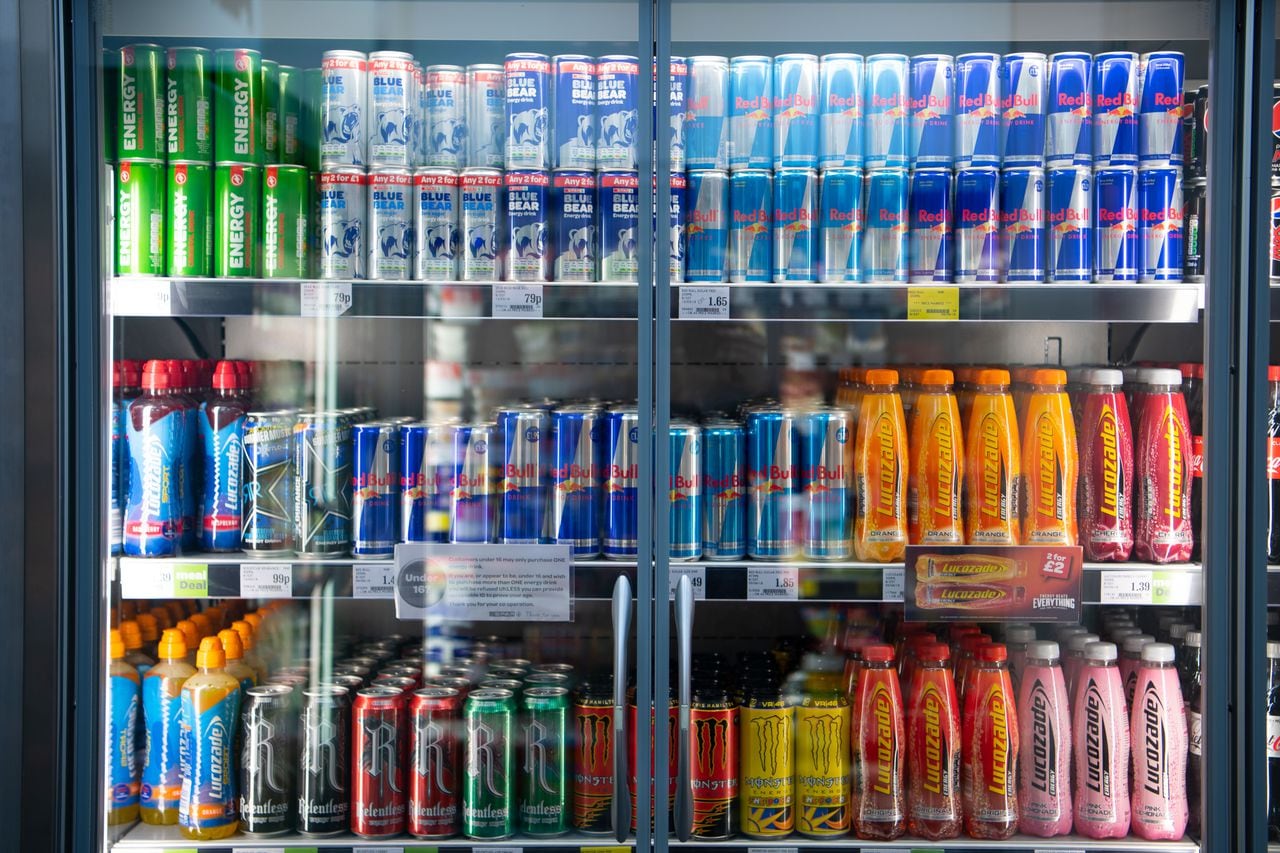 Botellas y latas de bebidas energéticas vistas en la nevera de un supermercado