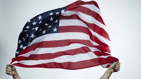 Para que la ciudadanía sea entregada se deben superar varios requisitos como pruebas de conocimiento (imagen referencia bandera Estados Unidos).