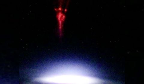 Imagen del duende rojo sobre una tormenta captado en octubre desde la Estación Espacial Internacional.