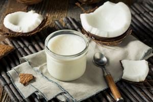 El aceite de coco contiene un antifúngico que mata las células de la levadura cándida al interferir en sus paredes celulares.