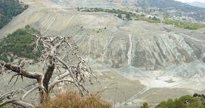 Ecosistema dañado por mina de asbesto a cielo abierto en Chipre. 