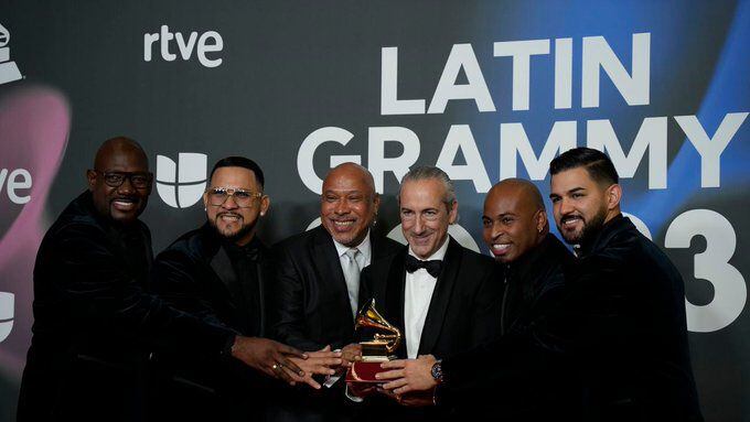 Juan Antonio Cuéllar y músicos del Grupo Niche, en la pasada gala de los Latin Grammy.