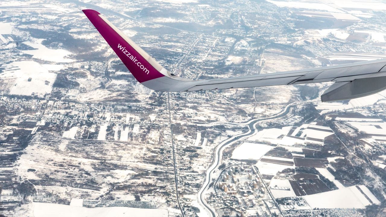 Vista aérea de un avión sobrevolando una zona con bajas temperaturas y nieve. Imagen de referencia