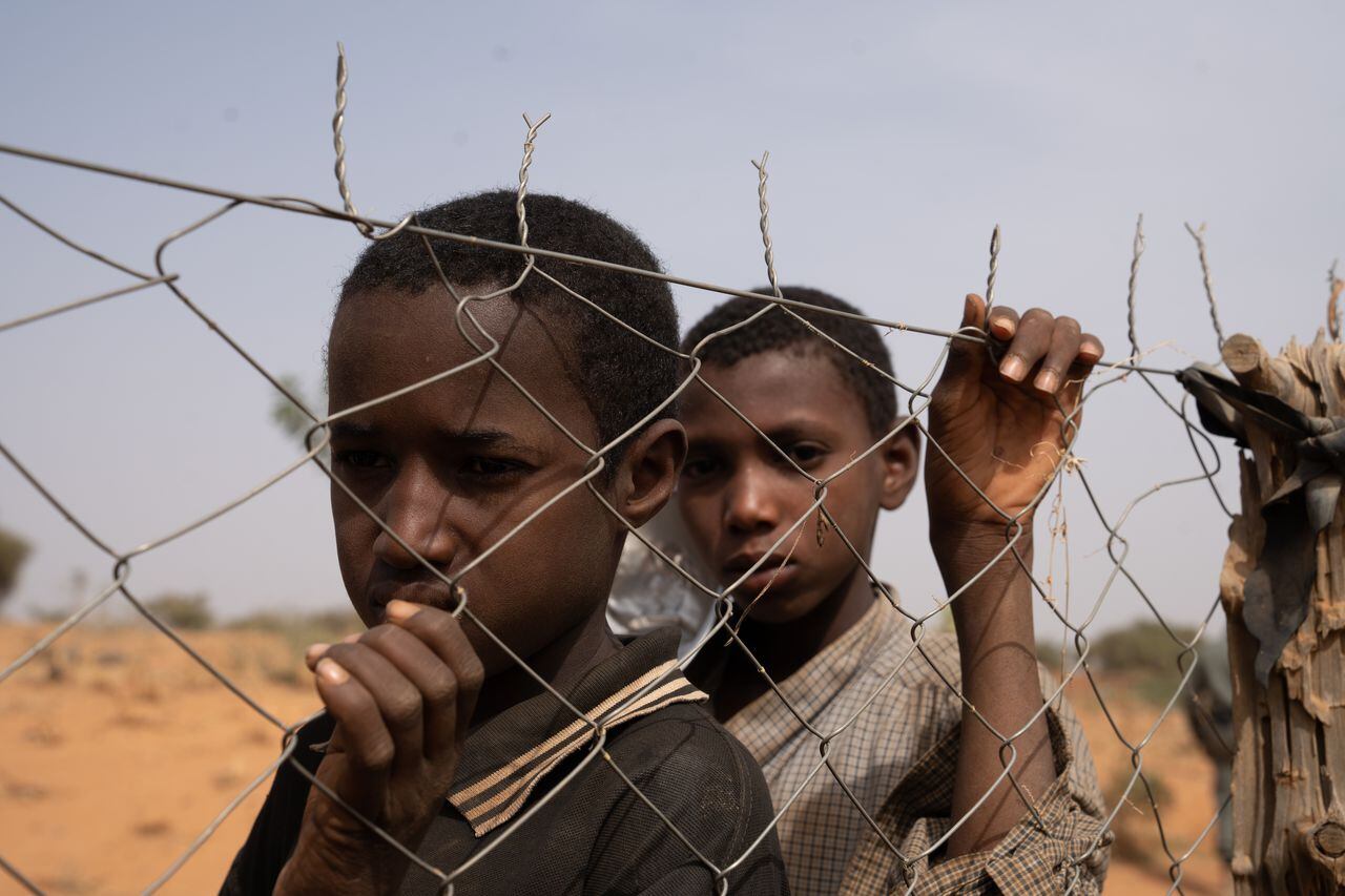 Niños detrás de una valla en el pueblo de Ganguel, 11 de enero de 2023, en Ganguel, Sokoto, Níger (África).