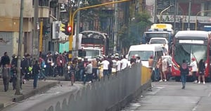la protesta se adelanta a la altura de la calle 22 con Avenida Caracas donde los manifestantes se tomaron el carril exclusivo de TransMilenio.