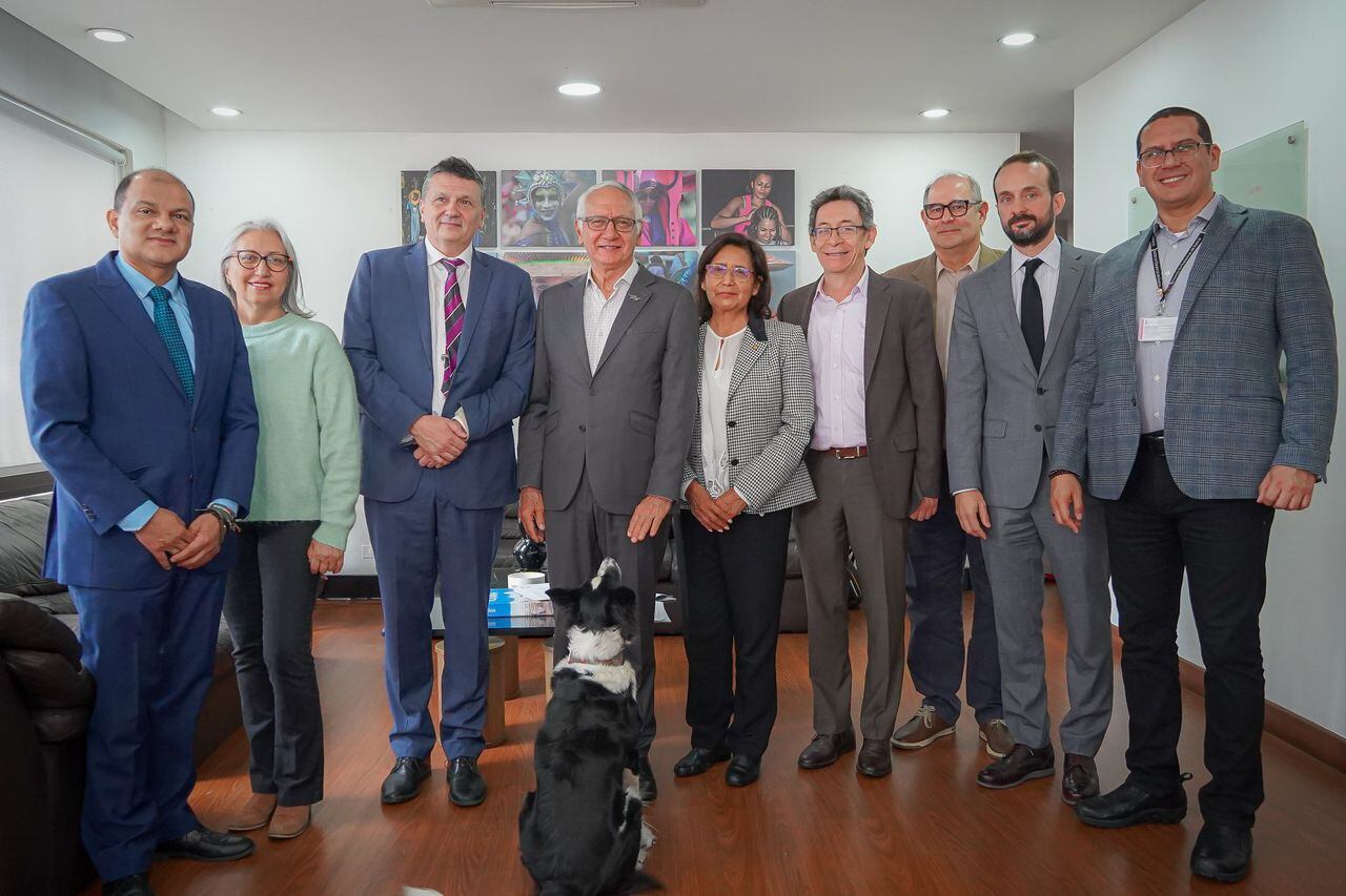 El ministro de Salud, Guillermo Jaramillo, junto al equipo de la OPS en Colombia.