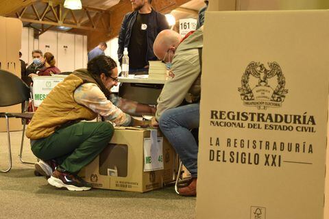 Votación, voto, elecciones, gente votando, urnas, puesto de votación, mesa en Bogotá, Corferias