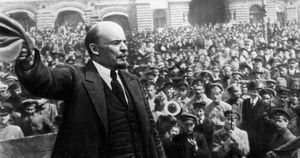 Vladimir Ilyich Lenin (1870 - 1924) da un discurso en Moscú. Publicación original: People Disc - HG0194. Foto: Keystone/Getty Images.