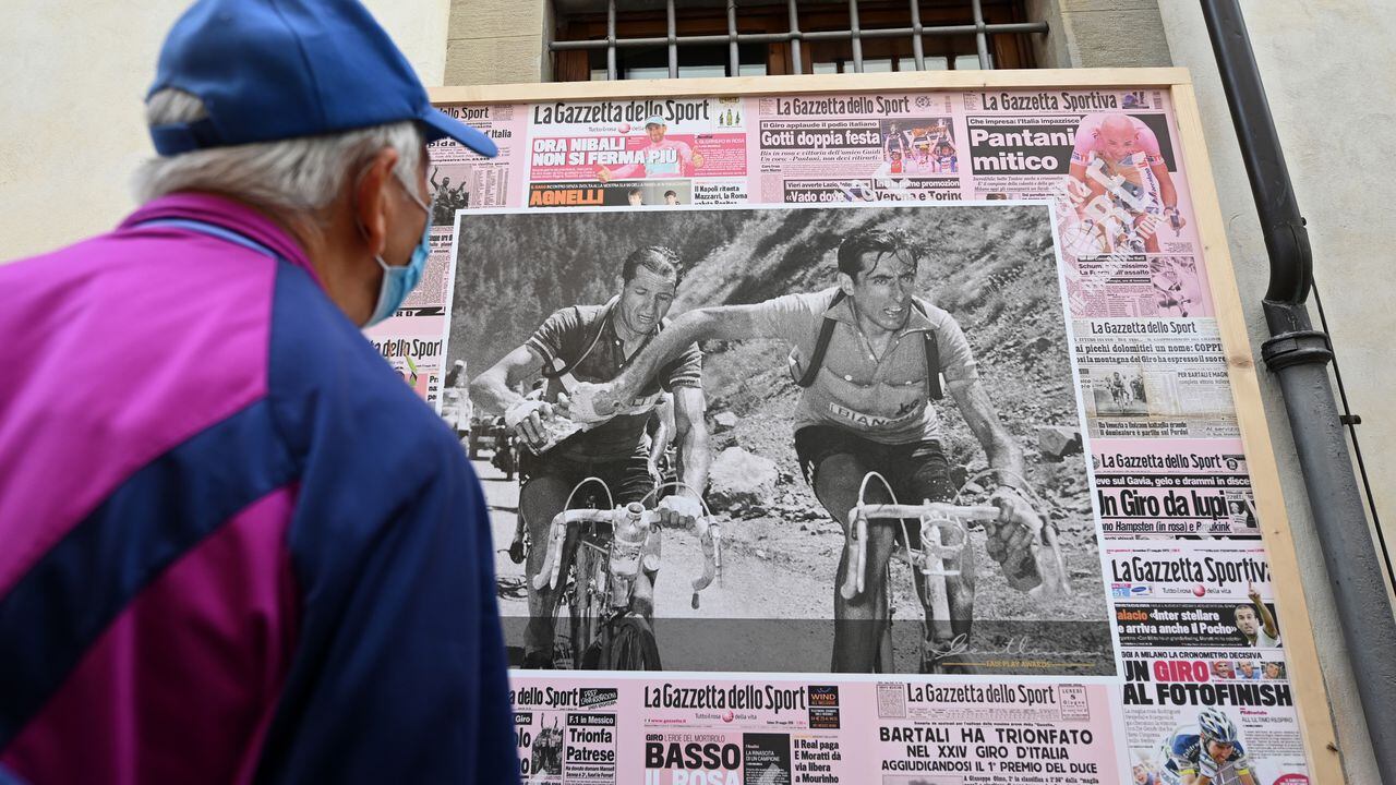 Postal de fondo con una imagen de Fausto Coppi ganador de cinco títulos del Giro de Italia
