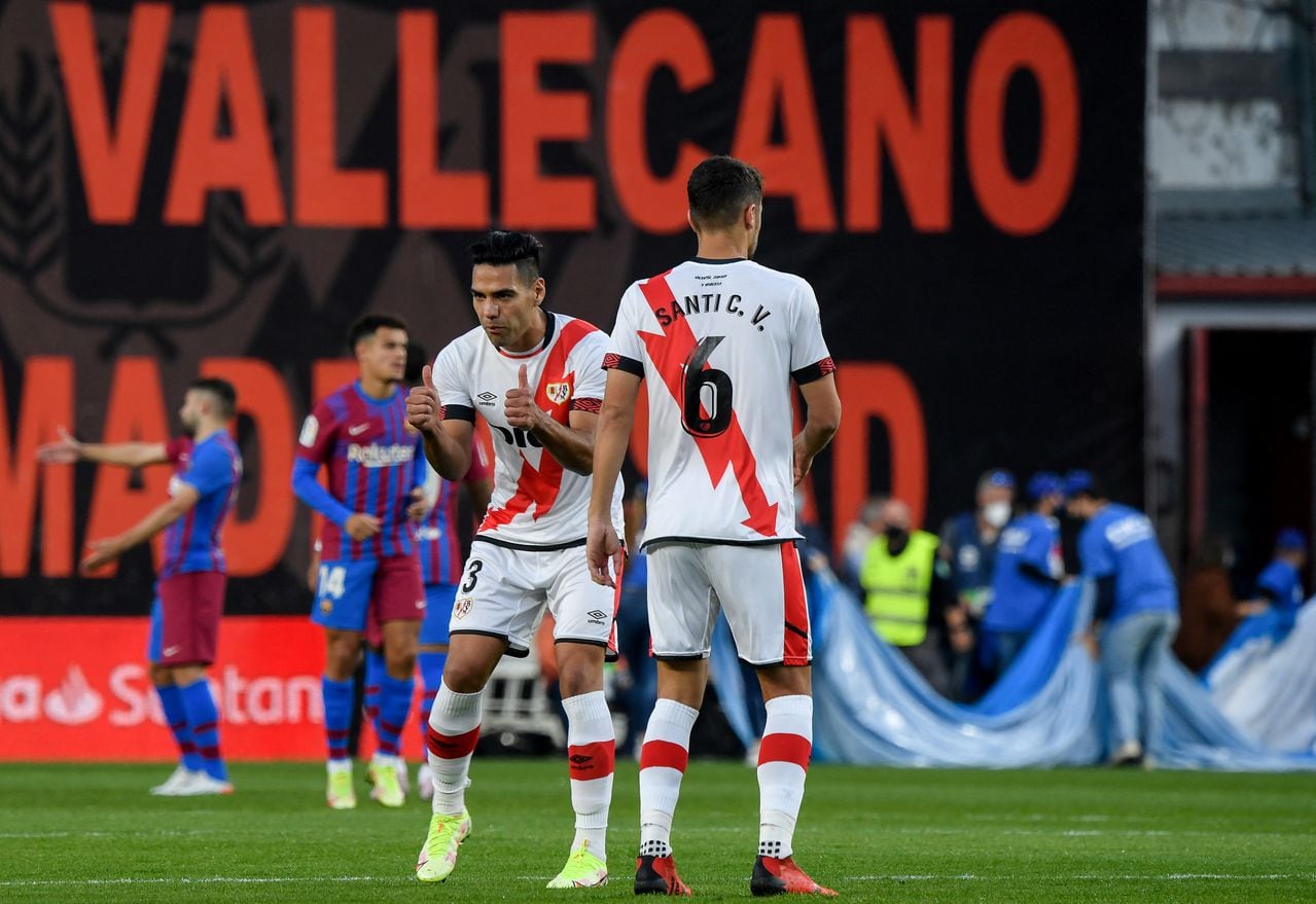 Rayo Vallecano's Colombian forward Radamel Falcao gestures during the Spanish League football match between Rayo Vallecano de Madrid and FC Barcelona at the Vallecas stadium in Madrid on October 27, 2021. (Photo by OSCAR DEL POZO / AFP)