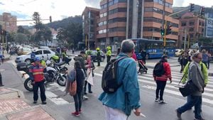 Opositores al corredor verde protestan a esta sobre la carrera séptima en Bogotá.