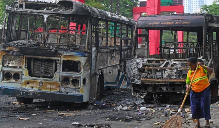 Así quedaron algunos buses del transporte público tras las violentas manifestaciones en Sri Lanka