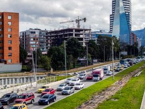 Tráfico pesado en una calle con edificios al fondo (Calle 92 Bogotá)