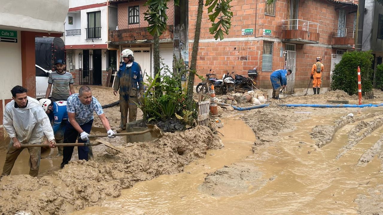 Cerca de 100 familias damnificadas por inundaciones provocadas por daño en la tubería en Itagui, Antioquia.