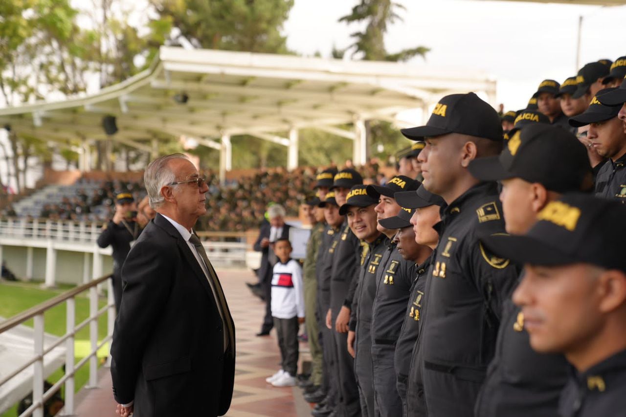 Ministro de Defensa, Iván Velásquez, condecoró a los policías que fueron secuestrados en San Vicente del Caguán, Caquetá.