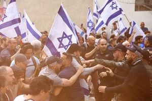 Los manifestantes se pelean con la policía durante la protesta del "Día del Cierre", mientras el gobierno de coalición nacionalista del primer ministro israelí, Benjamin Netanyahu, presiona con su revisión judicial, en Tel Aviv, Israel, el 23 de marzo de 2023.
