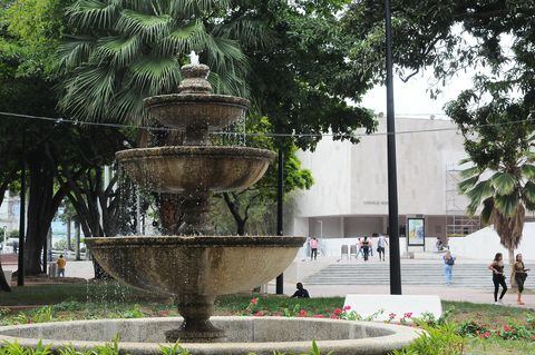 Cali:  Ofreciendo a los caleños un espacio público para el esparcimiento, la cultura y el encuentro ciudadano, la Administración Distrital habilitó parcialmente el Paseo Bolívar, foto José L guzmán . El País sept 18-23