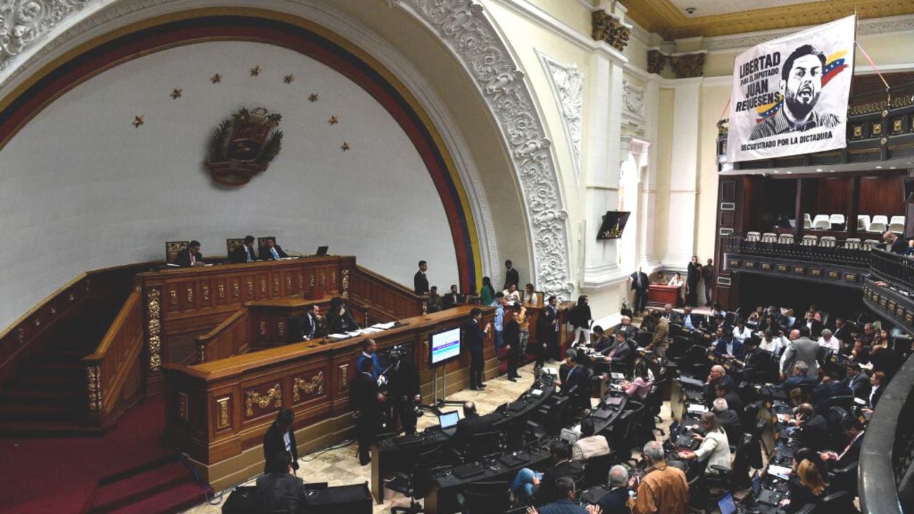 Ante la instalación de una nueva Asamblea Nacional de Venezuela de mayoría chavista, la Cancillería colombiana reiteró su reconocimiento al líder opositor y calificó las elecciones legislativas como fraudulentas.